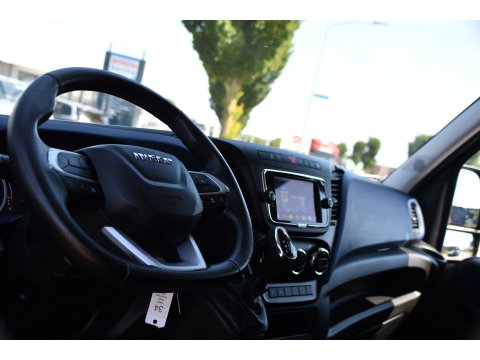 Iveco Daily 35S18HV 3.0 L2H1 Black Edition Camera, Adaptieve Cruise, LED, 180pk, Automaat, 3500kg Trekhaak, Clima, Multimedia, Uniek!