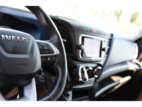 Iveco Daily 35S18HV 3.0 L2H1 Black Edition Camera, Adaptieve Cruise, LED, 180pk, Automaat, 3500kg Trekhaak, Clima, Multimedia, Uniek!