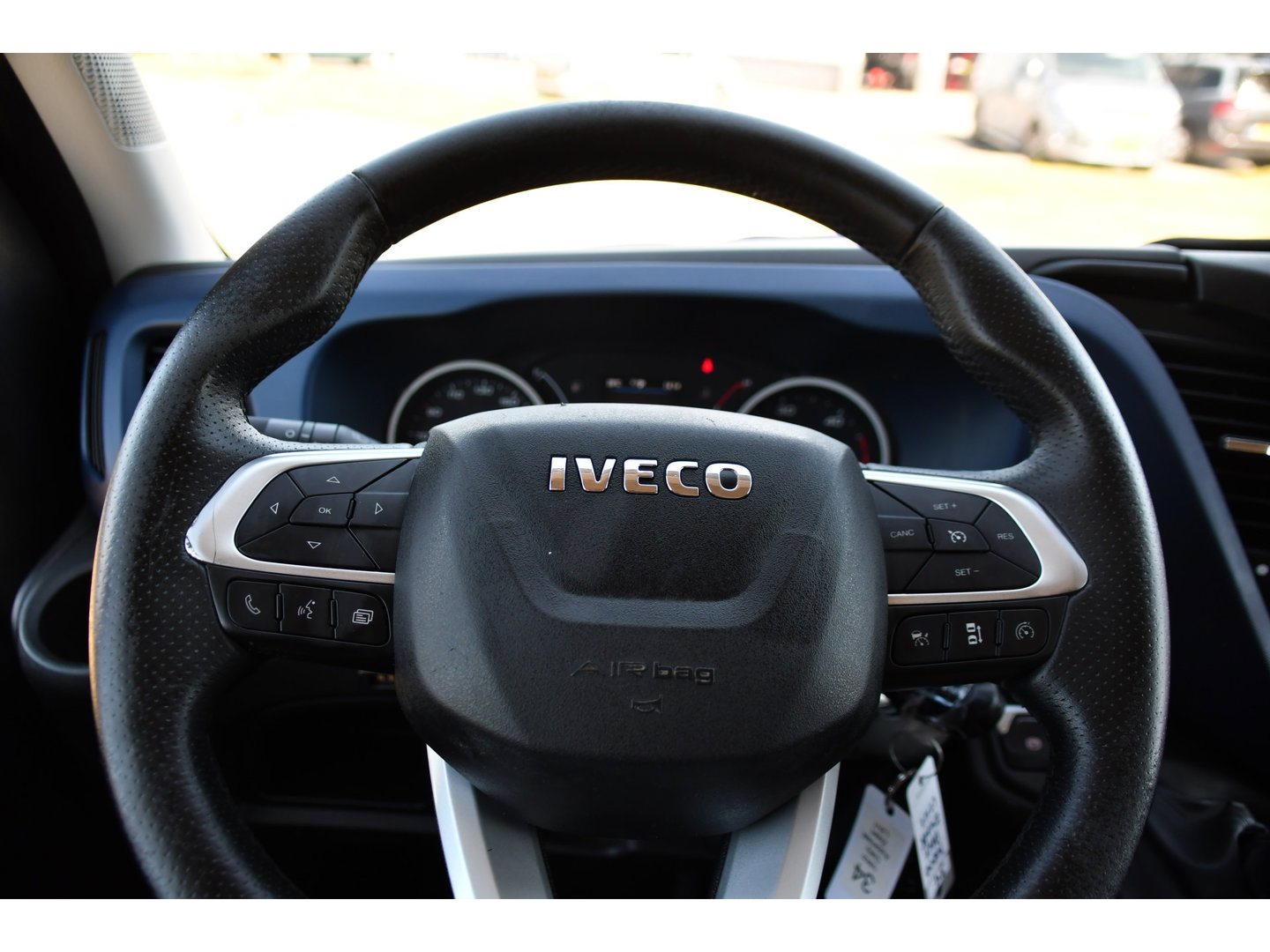 Iveco Daily 35S18HV 3.0 L2H1 Black Edition Camera, Adaptieve Cruise, LED, 180pk, Automaat, 3500kg Trekhaak, Clima, Multimedia, Uniek!