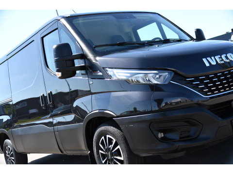 Iveco Daily 35S18HV 3.0 L2H1 Black Edition Camera, Adaptieve Cruise, LED, 180pk, Automaat, 3500kg Trekhaak, Clima, Multimedia, Uniek!