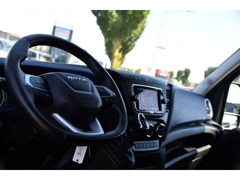 Iveco Daily 35S18HV 3.0 L2H1 Black Edition Camera, Adaptieve Cruise, LED, 180pk, Automaat, 3500kg Trekhaak, Clima, Multimedia, Uniek!