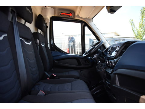 Iveco Daily 35S18HV 3.0 L2H1 Black Edition Camera, Adaptieve Cruise, LED, 180pk, Automaat, 3500kg Trekhaak, Clima, Multimedia, Uniek!