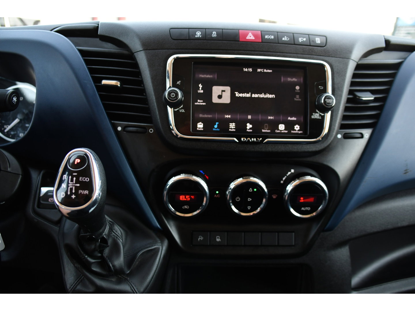 Iveco Daily 35S18HV 3.0 L2H1 Black Edition Camera, Adaptieve Cruise, LED, 180pk, Automaat, 3500kg Trekhaak, Clima, Multimedia, Uniek!