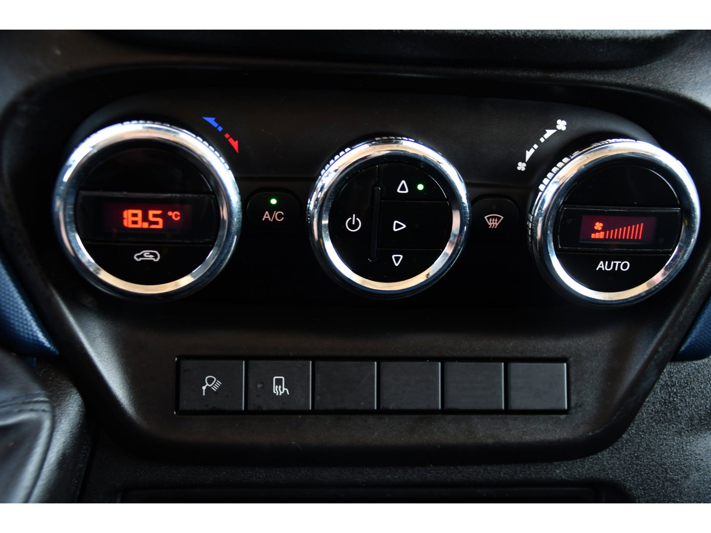 Iveco Daily 35S18HV 3.0 L2H1 Black Edition Camera, Adaptieve Cruise, LED, 180pk, Automaat, 3500kg Trekhaak, Clima, Multimedia, Uniek!