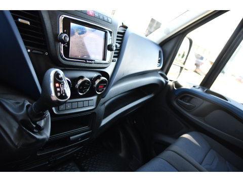 Iveco Daily 35S18HV 3.0 L2H1 Black Edition Camera, Adaptieve Cruise, LED, 180pk, Automaat, 3500kg Trekhaak, Clima, Multimedia, Uniek!
