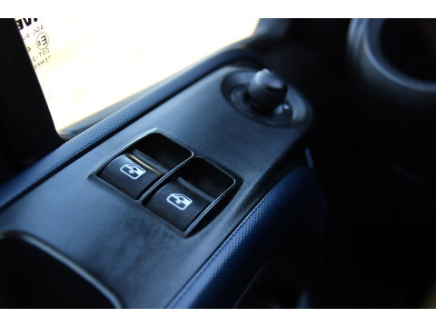 Iveco Daily 35S18HV 3.0 L2H1 Black Edition Camera, Adaptieve Cruise, LED, 180pk, Automaat, 3500kg Trekhaak, Clima, Multimedia, Uniek!