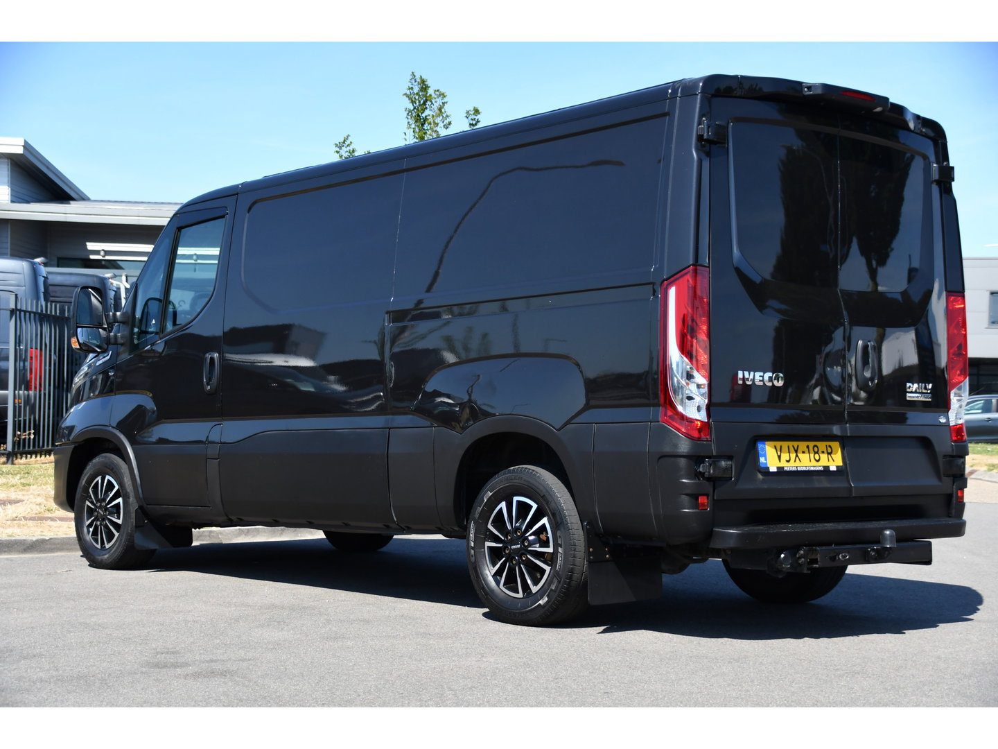 Iveco Daily 35S18HV 3.0 L2H1 Black Edition Camera, Adaptieve Cruise, LED, 180pk, Automaat, 3500kg Trekhaak, Clima, Multimedia, Uniek!