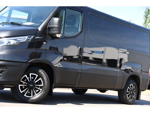 Iveco Daily 35S18HV 3.0 L2H1 Black Edition Camera, Adaptieve Cruise, LED, 180pk, Automaat, 3500kg Trekhaak, Clima, Multimedia, Uniek!