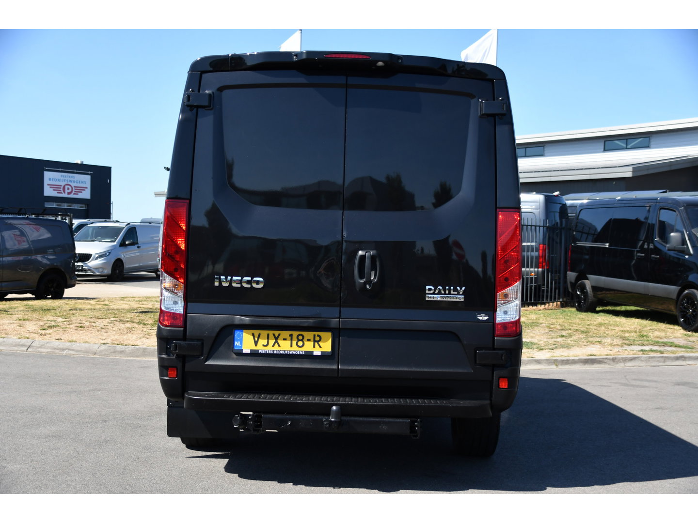 Iveco Daily 35S18HV 3.0 L2H1 Black Edition Camera, Adaptieve Cruise, LED, 180pk, Automaat, 3500kg Trekhaak, Clima, Multimedia, Uniek!