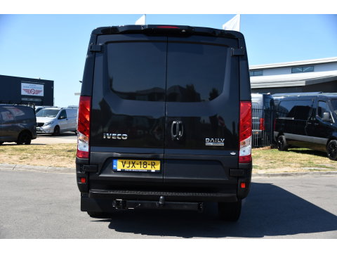 Iveco Daily 35S18HV 3.0 L2H1 Black Edition Camera, Adaptieve Cruise, LED, 180pk, Automaat, 3500kg Trekhaak, Clima, Multimedia, Uniek!