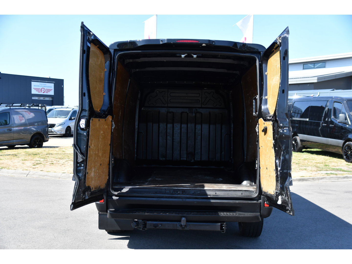 Iveco Daily 35S18HV 3.0 L2H1 Black Edition Camera, Adaptieve Cruise, LED, 180pk, Automaat, 3500kg Trekhaak, Clima, Multimedia, Uniek!