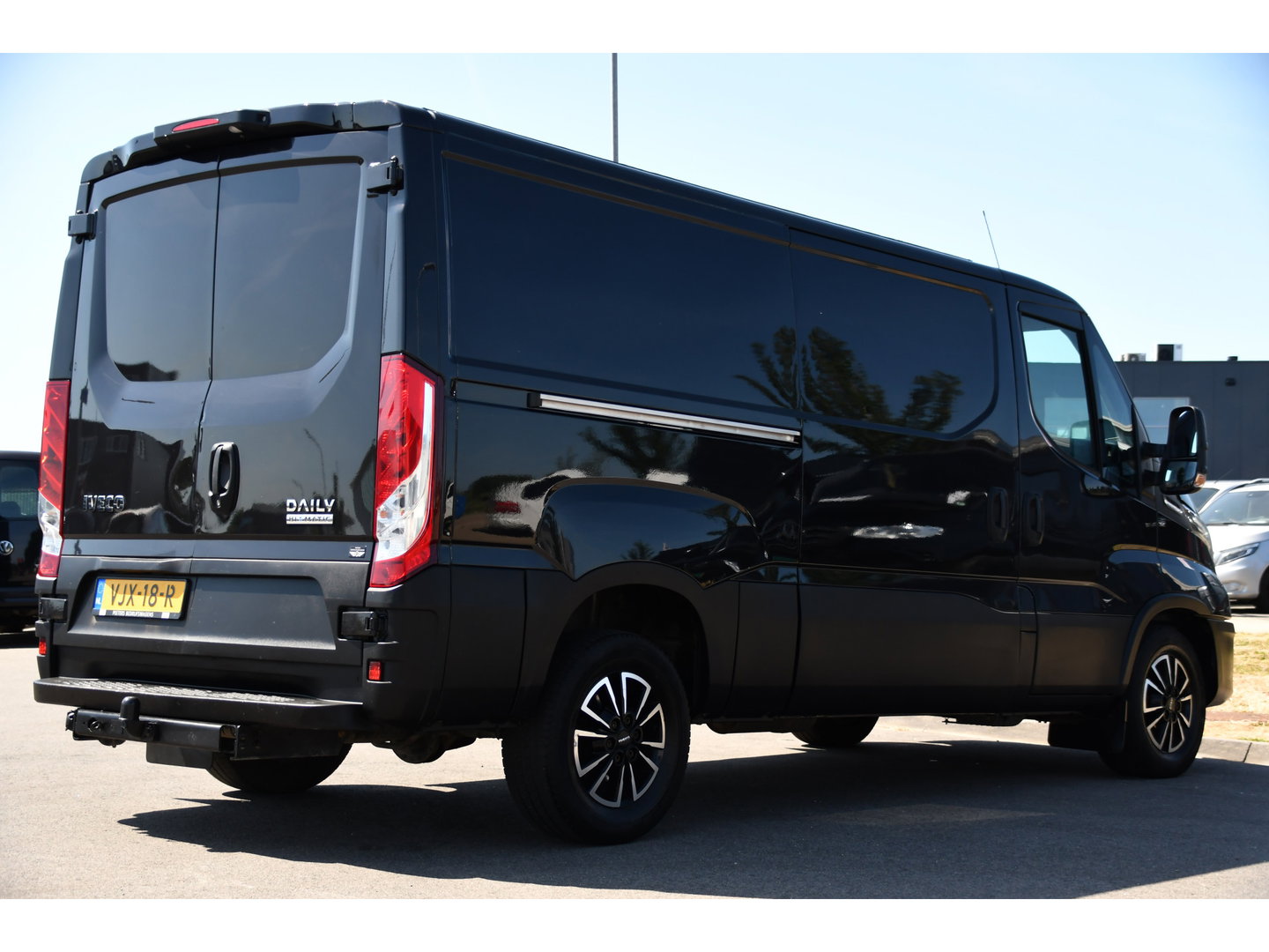 Iveco Daily 35S18HV 3.0 L2H1 Black Edition Camera, Adaptieve Cruise, LED, 180pk, Automaat, 3500kg Trekhaak, Clima, Multimedia, Uniek!