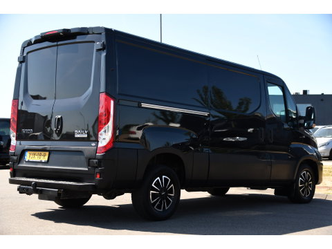 Iveco Daily 35S18HV 3.0 L2H1 Black Edition Camera, Adaptieve Cruise, LED, 180pk, Automaat, 3500kg Trekhaak, Clima, Multimedia, Uniek!