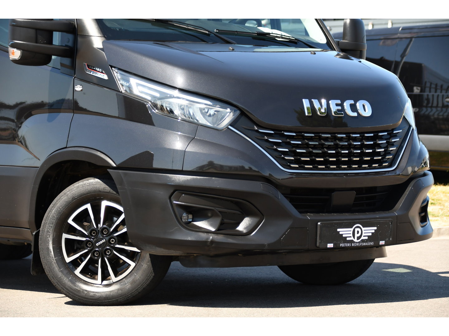 Iveco Daily 35S18HV 3.0 L2H1 Black Edition Camera, Adaptieve Cruise, LED, 180pk, Automaat, 3500kg Trekhaak, Clima, Multimedia, Uniek!