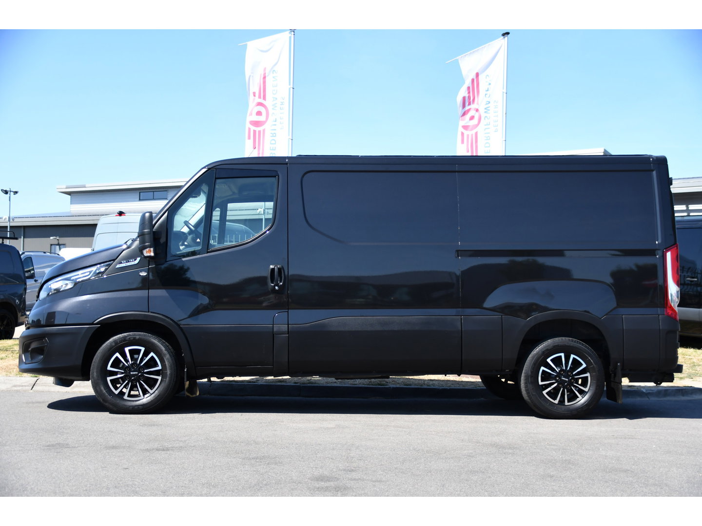 Iveco Daily 35S18HV 3.0 L2H1 Black Edition Camera, Adaptieve Cruise, LED, 180pk, Automaat, 3500kg Trekhaak, Clima, Multimedia, Uniek!