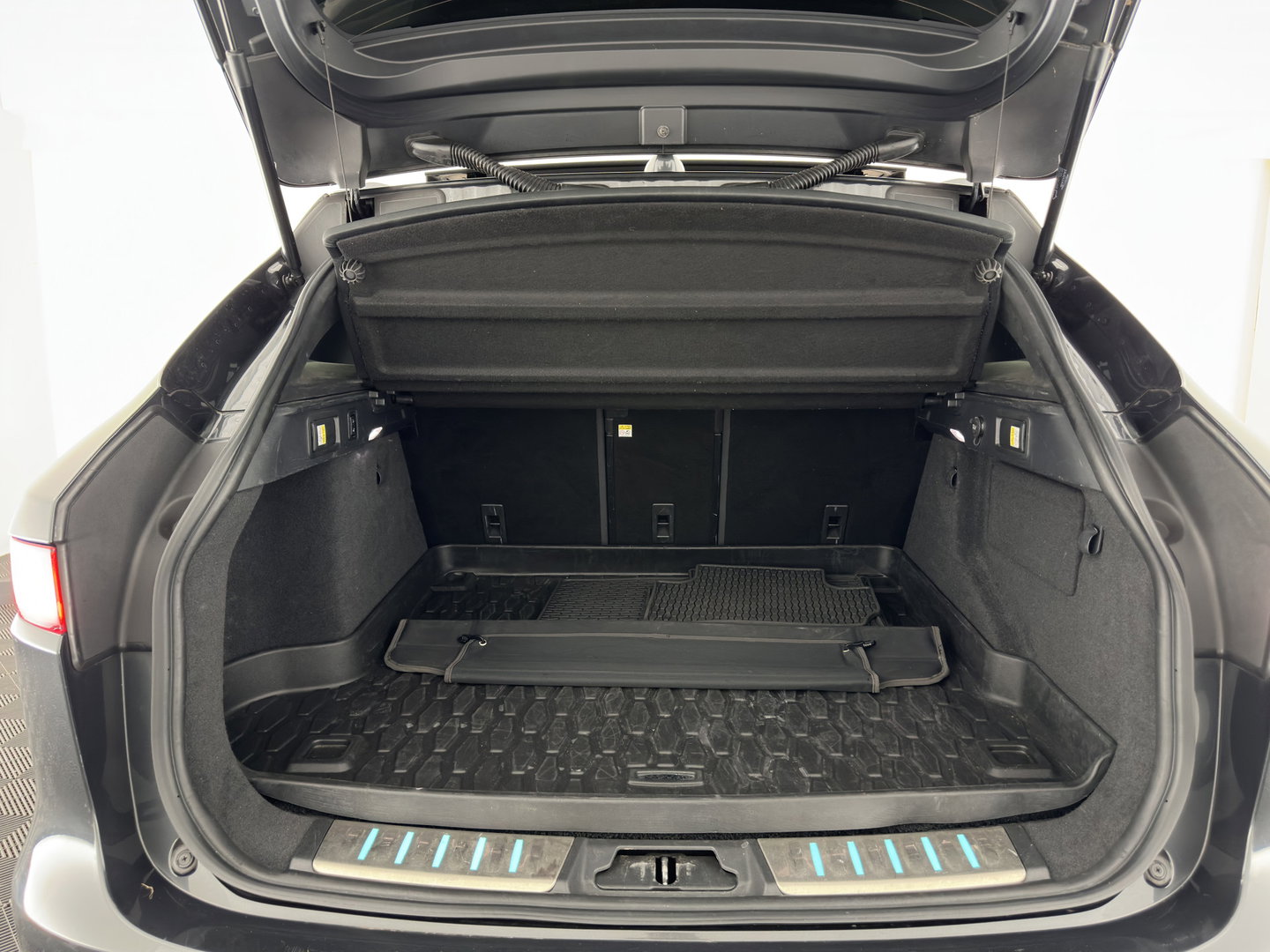Jaguar F-Pace 2.0 D Portfolio AWD Aut. *PANO | LEATHER | XENON | DIGI-COCKPIT | MERIDIAN-SOUND | KEYLESS | CAMERA | HEATED-COMFORTSEATS | PRIVACY-GLASS | NAVI-FULLMAP | SHIFTPADDLES | ECC | PDC | CRUISE | TOWBAR | 19''ALU*