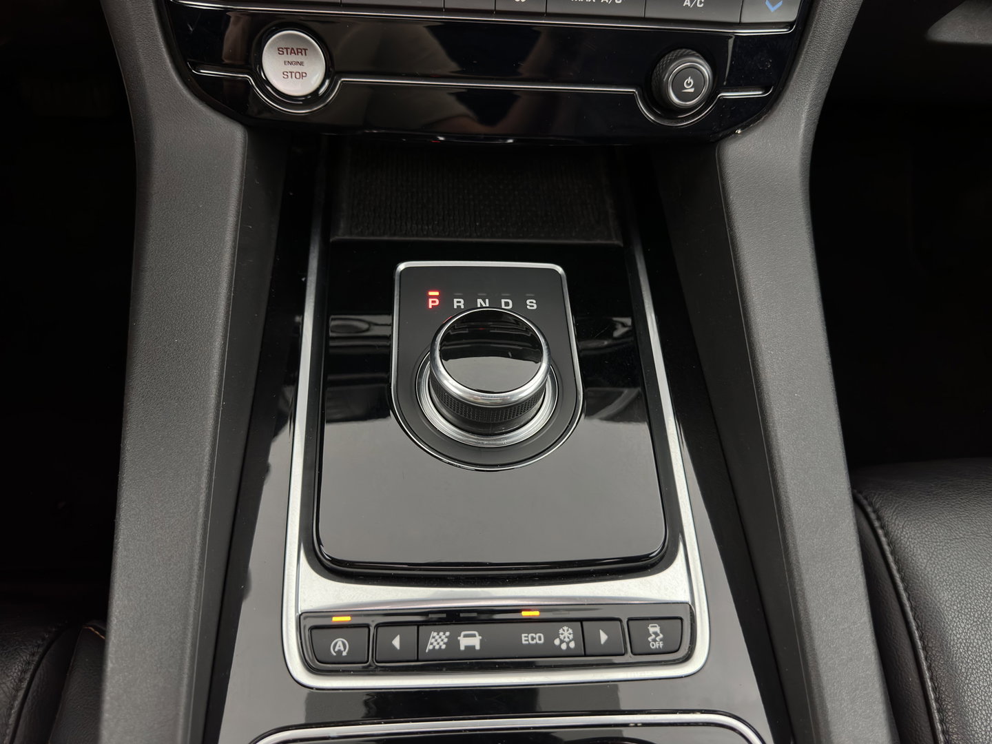 Jaguar F-Pace 2.0 D Portfolio AWD Aut. *PANO | LEATHER | XENON | DIGI-COCKPIT | MERIDIAN-SOUND | KEYLESS | CAMERA | HEATED-COMFORTSEATS | PRIVACY-GLASS | NAVI-FULLMAP | SHIFTPADDLES | ECC | PDC | CRUISE | TOWBAR | 19''ALU*