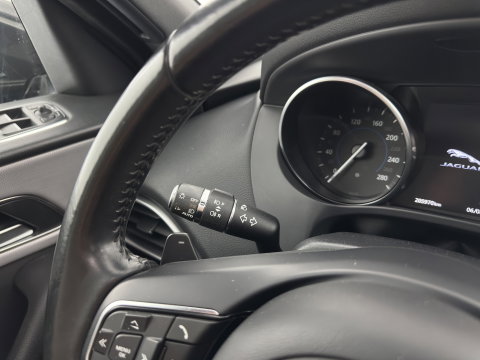 Jaguar F-Pace 2.0 D Portfolio AWD Aut. *PANO | LEATHER | XENON | DIGI-COCKPIT | MERIDIAN-SOUND | KEYLESS | CAMERA | HEATED-COMFORTSEATS | PRIVACY-GLASS | NAVI-FULLMAP | SHIFTPADDLES | ECC | PDC | CRUISE | TOWBAR | 19''ALU*