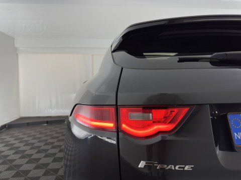 Jaguar F-Pace 2.0 D Portfolio AWD Aut. *PANO | LEATHER | XENON | DIGI-COCKPIT | MERIDIAN-SOUND | KEYLESS | CAMERA | HEATED-COMFORTSEATS | PRIVACY-GLASS | NAVI-FULLMAP | SHIFTPADDLES | ECC | PDC | CRUISE | TOWBAR | 19''ALU*
