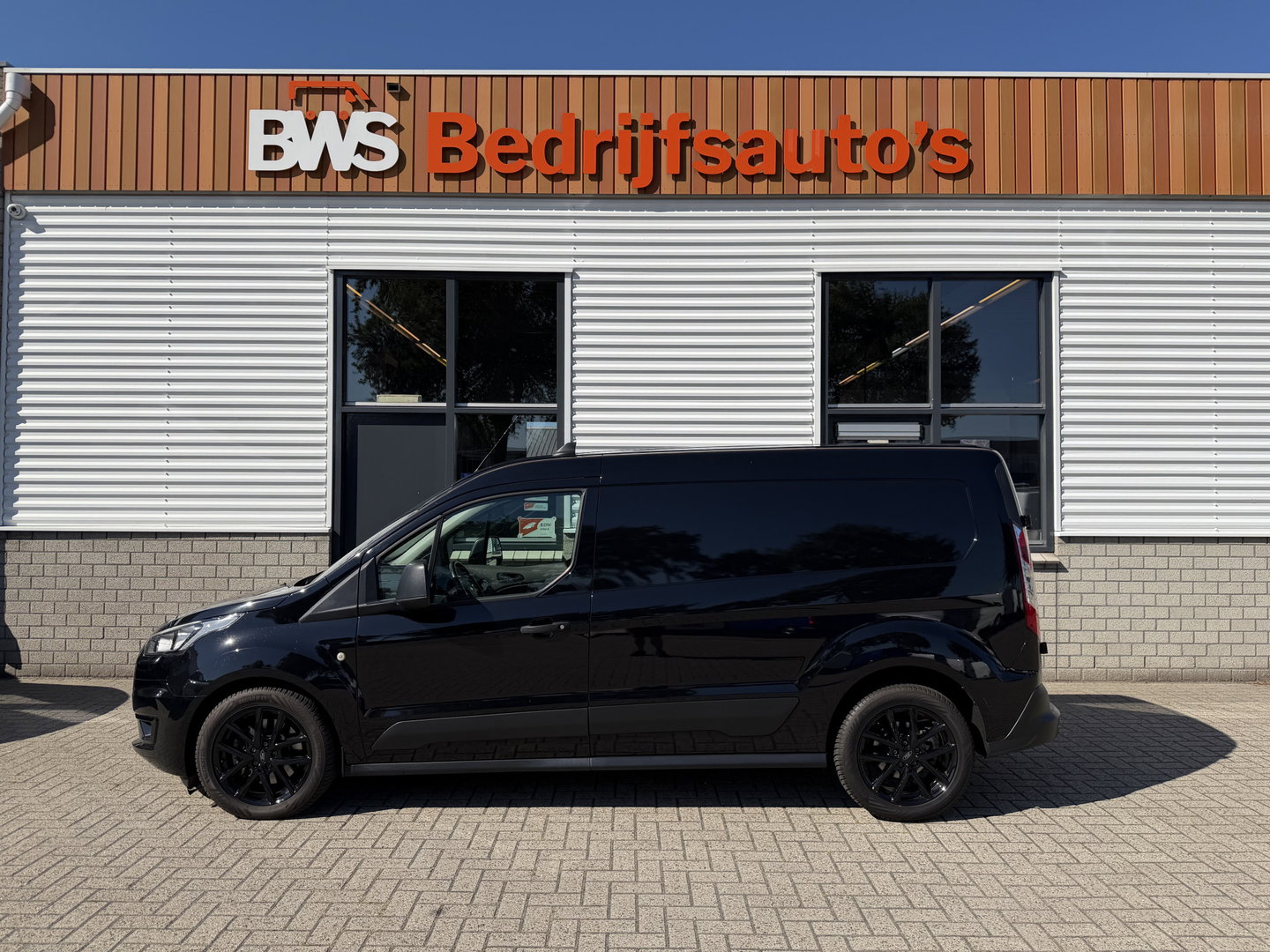 Ford Transit Connect 1.5 EcoBlue 100pk L2 Trend / distributie riem compleet vervangen / lease vanaf € 201 / vaste prijs rijklaar € 11.950 ex btw / bpm vrij / euro 6 / zwart metallic / trekhaak !