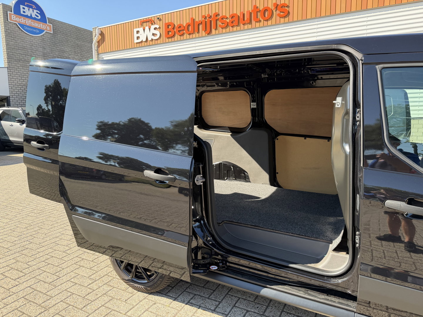 Ford Transit Connect 1.5 EcoBlue 100pk L2 Trend / distributie riem compleet vervangen / lease vanaf € 201 / vaste prijs rijklaar € 11.950 ex btw / bpm vrij / euro 6 / zwart metallic / trekhaak !