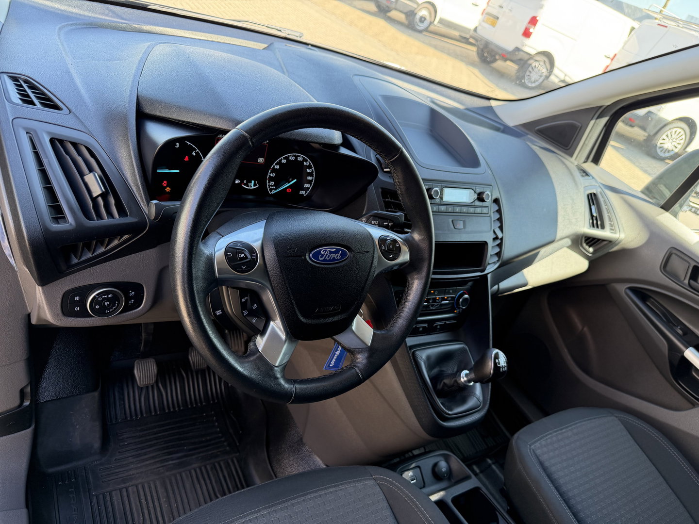 Ford Transit Connect 1.5 EcoBlue 100pk L2 Trend / distributie riem compleet vervangen / lease vanaf € 201 / vaste prijs rijklaar € 11.950 ex btw / bpm vrij / euro 6 / zwart metallic / trekhaak !