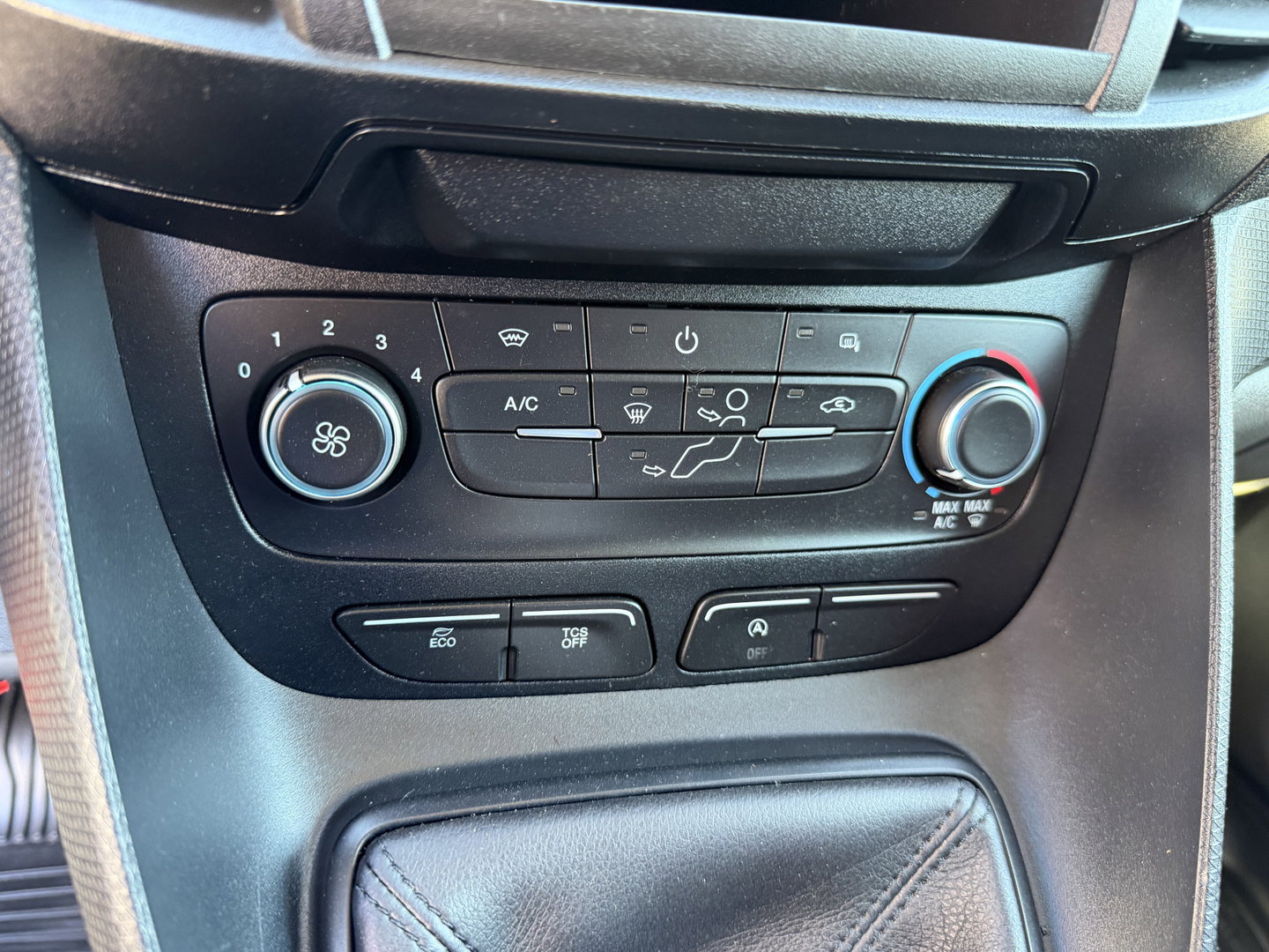 Ford Transit Connect 1.5 EcoBlue 100pk L2 Trend / distributie riem compleet vervangen / lease vanaf € 201 / vaste prijs rijklaar € 11.950 ex btw / bpm vrij / euro 6 / zwart metallic / trekhaak !