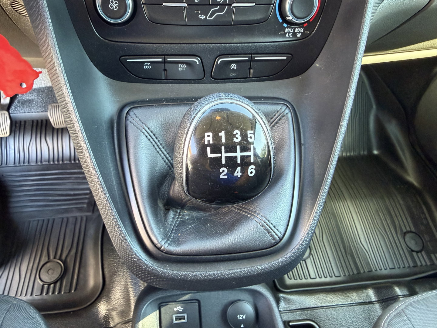 Ford Transit Connect 1.5 EcoBlue 100pk L2 Trend / distributie riem compleet vervangen / lease vanaf € 201 / vaste prijs rijklaar € 11.950 ex btw / bpm vrij / euro 6 / zwart metallic / trekhaak !
