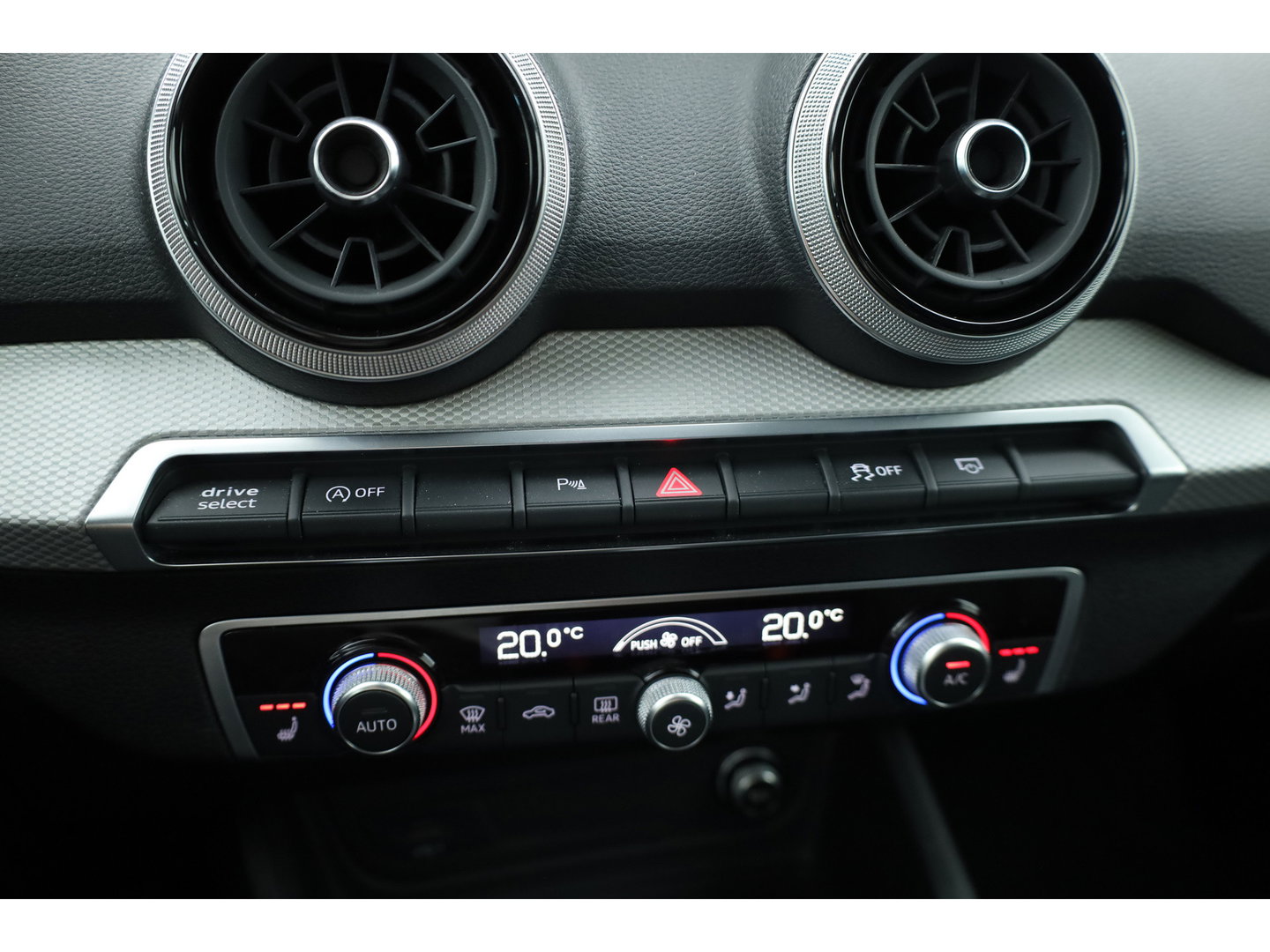 Audi Q2 35 TFSI S Edition | Black Line | | Rijklaar! | Adapt. Cruise | Leder | Keyless | Camera | Apple CarPlay | Stoelverw. | All Season