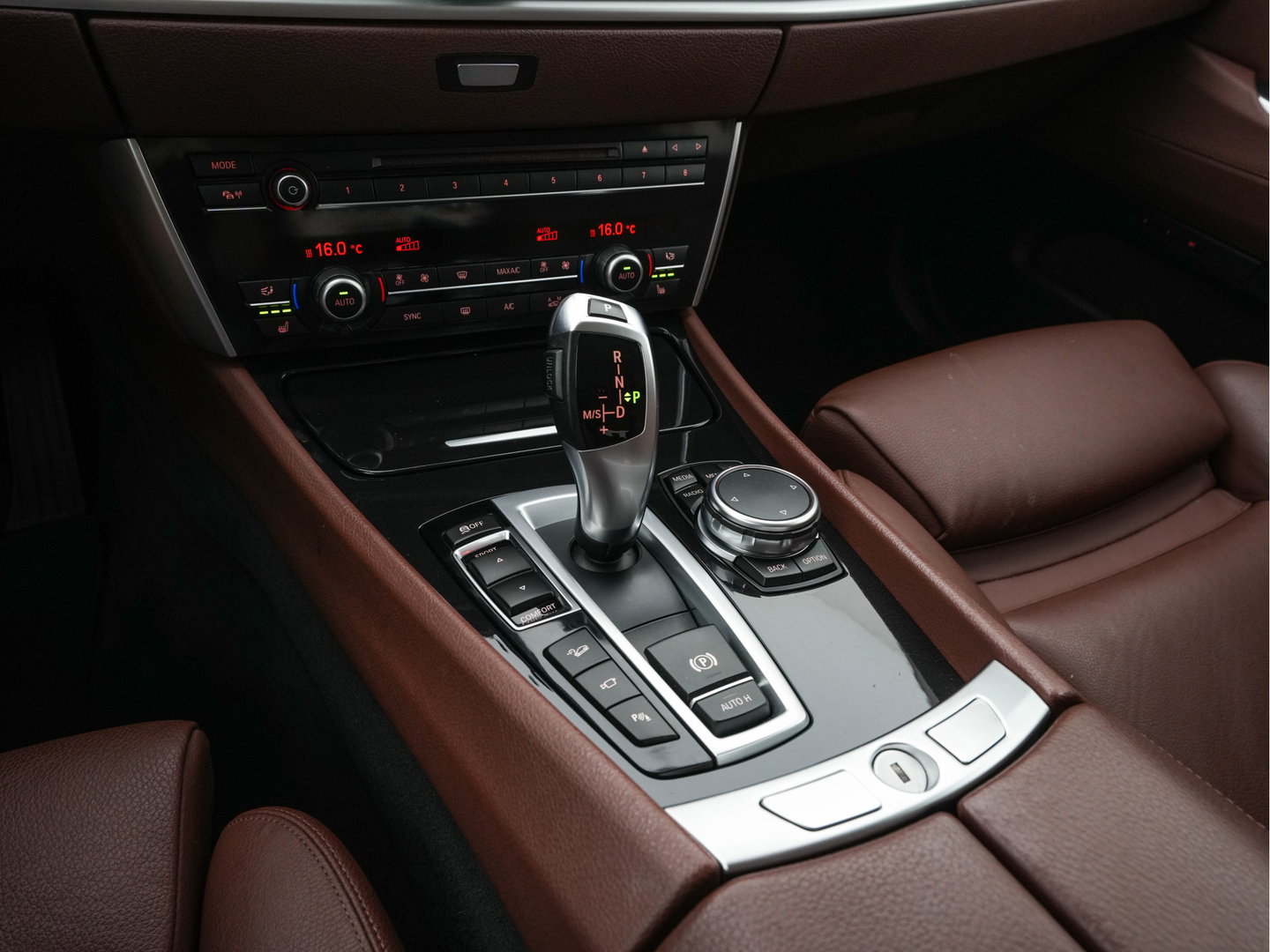 BMW 5 Serie Gran Turismo 535xi High Executive AWD Aut. *LEATHER | XENON | SOFTCLOSE | CAMERA | BLINDSPOT | HEATED-COMFORTSEATS | PRIVACY-GLASS | NAVI-FULLMAP | ECC | HEAD-UP | PDC | CRUISE | 18''ALU*