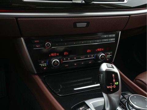 BMW 5 Serie Gran Turismo 535xi High Executive AWD Aut. *LEATHER | XENON | SOFTCLOSE | CAMERA | BLINDSPOT | HEATED-COMFORTSEATS | PRIVACY-GLASS | NAVI-FULLMAP | ECC | HEAD-UP | PDC | CRUISE | 18''ALU*