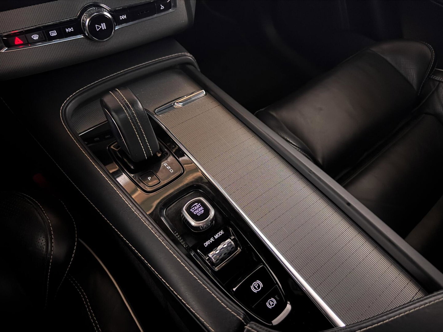 Volvo XC90 2.0 T8 Recharge AWD R-Design Pano B&W 360º Luchtvering Trekh.