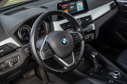 BMW X1 xDrive25e Executive BLACK LINE / CAMERA / CARPLAY / HEAD UP DISPLAY / LEDER / LED / CRUISE CONTROLE / STOELVERWARMING