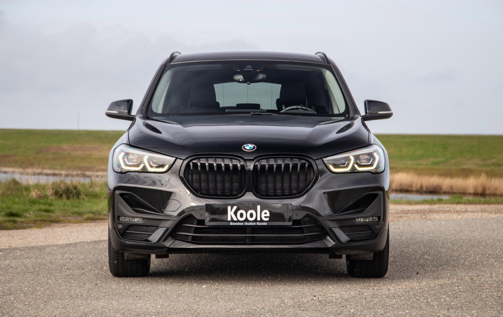 BMW X1 xDrive25e Executive BLACK LINE / CAMERA / CARPLAY / HEAD UP DISPLAY / LEDER / LED / CRUISE CONTROLE / STOELVERWARMING
