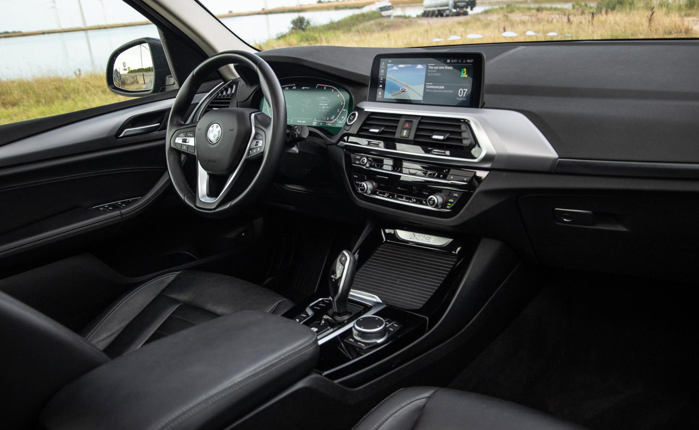 BMW X3 xDrive30e Executive BLACK LINE / PANORAMA DAK / CARPLAY / LEER / STOELVERWARMING / CAMERA