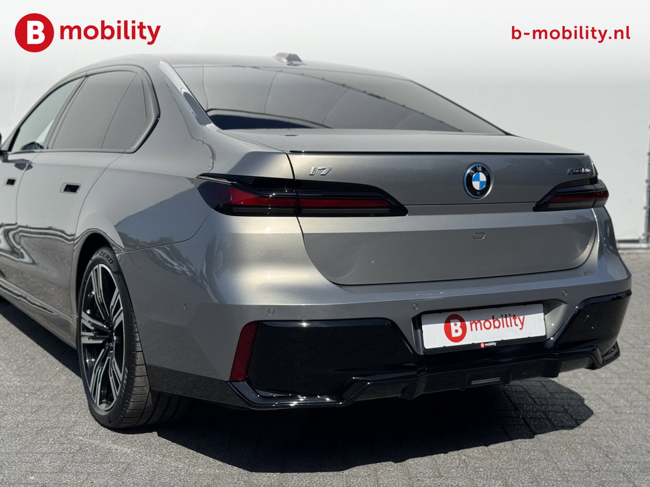 BMW i7