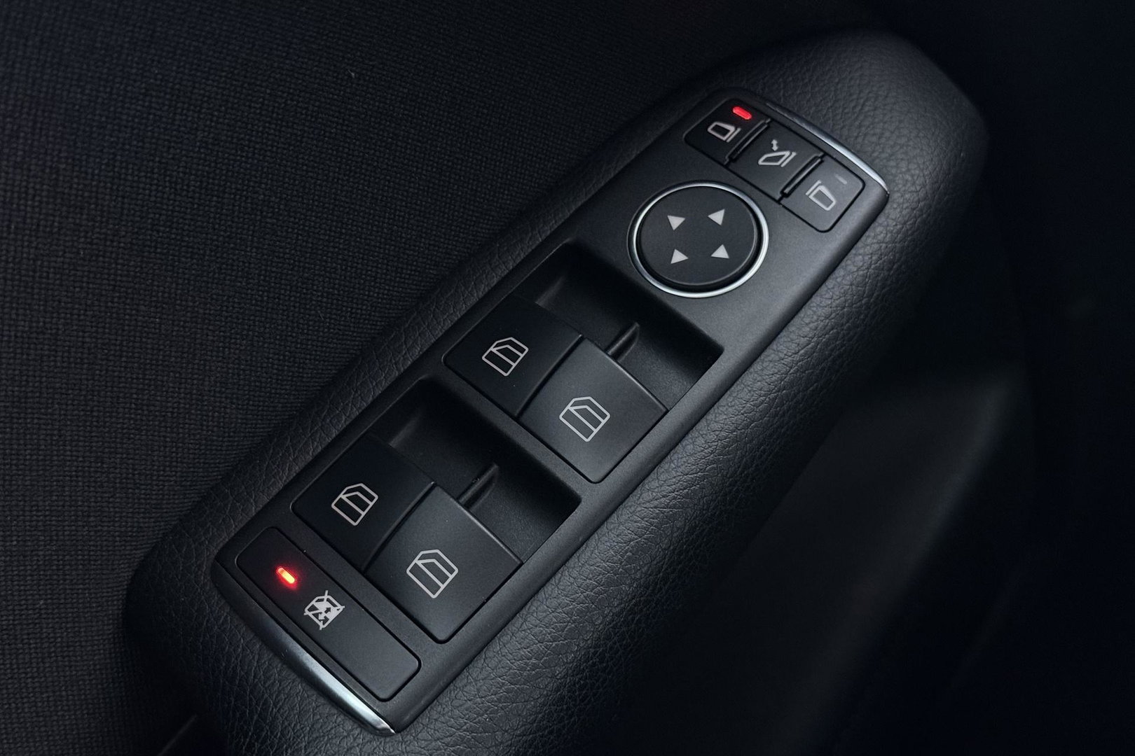 Mercedes-Benz B-Klasse 200 Ambition | Trekhaak | Bi-Xenon | Parkeersensoren | Navigatie | Getint Glas