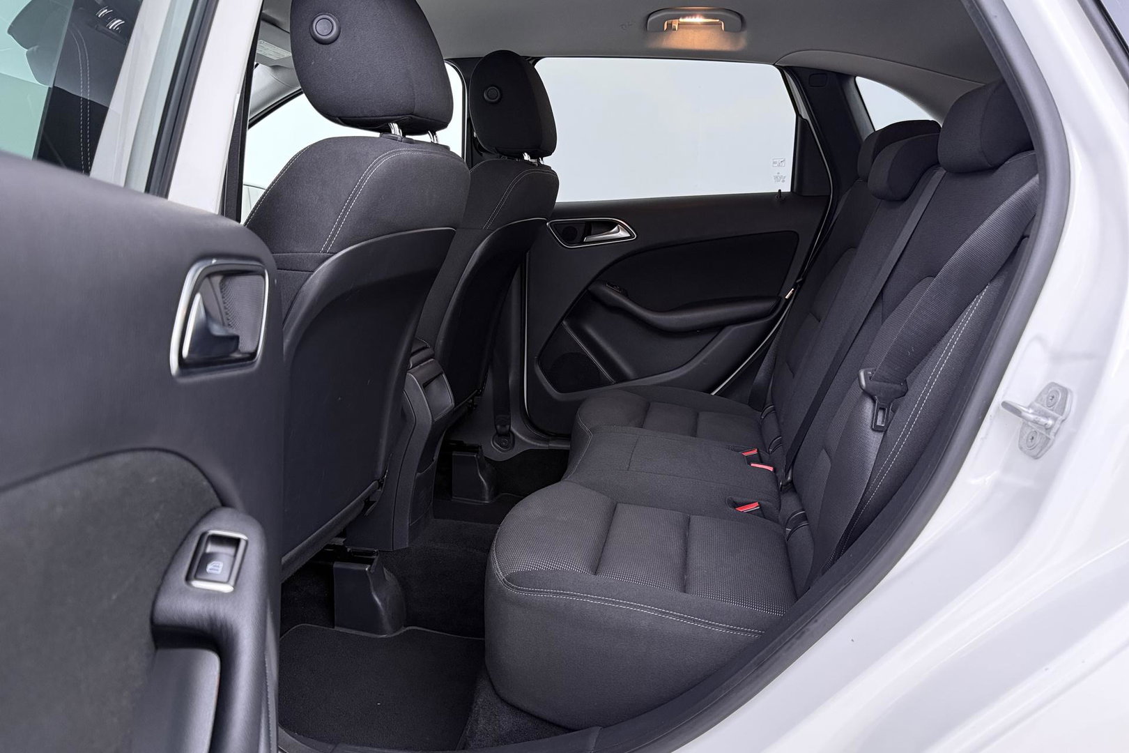 Mercedes-Benz B-Klasse 200 Ambition | Trekhaak | Bi-Xenon | Parkeersensoren | Navigatie | Getint Glas