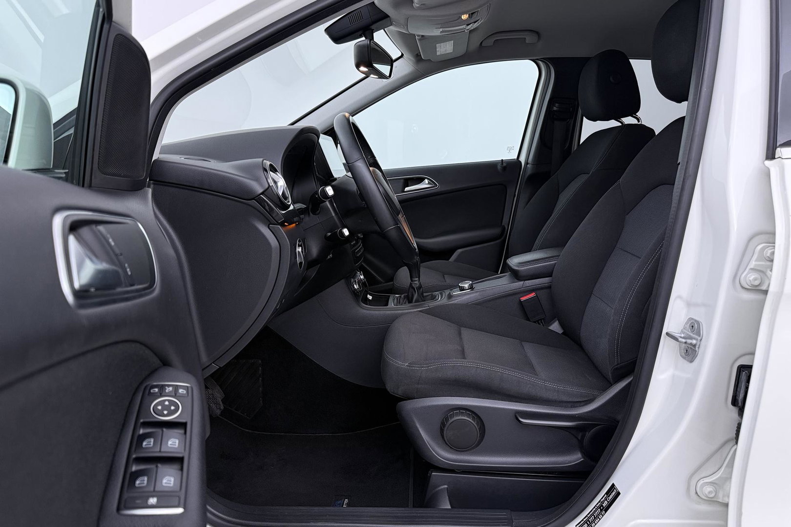 Mercedes-Benz B-Klasse 200 Ambition | Trekhaak | Bi-Xenon | Parkeersensoren | Navigatie | Getint Glas