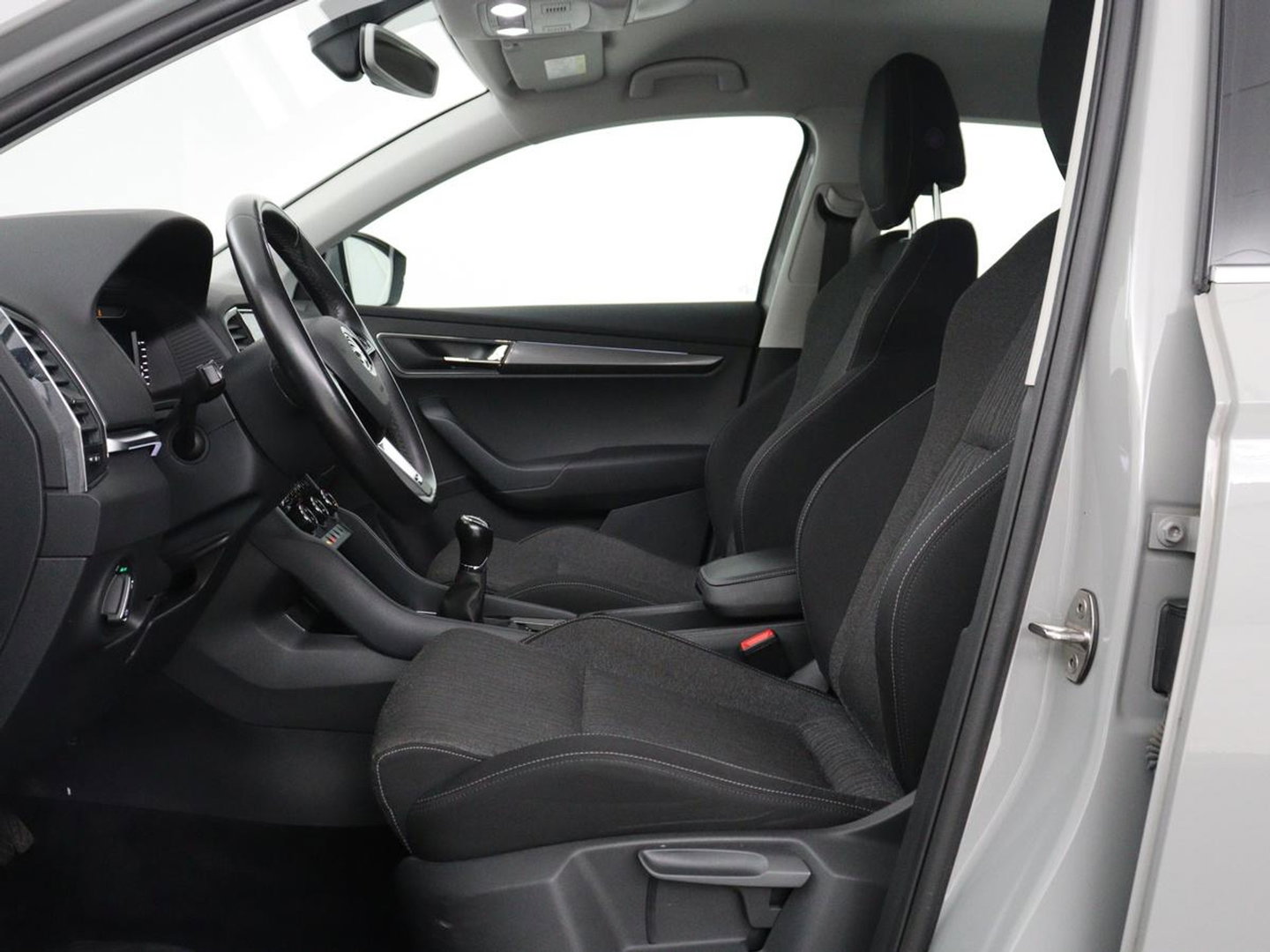 Škoda Karoq 1.5 TSI ACT Business Edition | Stoelverwarming | Navigatie | Carplay | Sfeerverlichting | Climate control | Park assist | Trekhaak