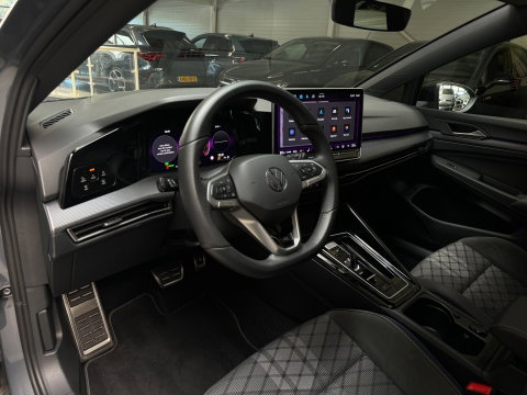 Volkswagen Golf 1.5 eTSI Pano|HuD|Trekhaak|360 Camera|Keyless|ACC|Sfeer|Lane Assist
