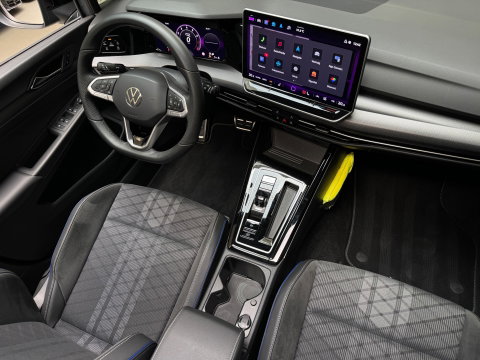 Volkswagen Golf 1.5 eTSI Pano|HuD|Trekhaak|360 Camera|Keyless|ACC|Sfeer|Lane Assist