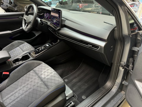 Volkswagen Golf 1.5 eTSI Pano|HuD|Trekhaak|360 Camera|Keyless|ACC|Sfeer|Lane Assist