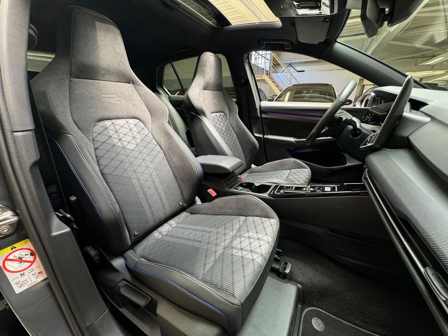 Volkswagen Golf 1.5 eTSI Pano|HuD|Trekhaak|360 Camera|Keyless|ACC|Sfeer|Lane Assist