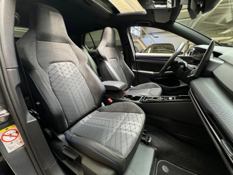 Volkswagen Golf 1.5 eTSI Pano|HuD|Trekhaak|360 Camera|Keyless|ACC|Sfeer|Lane Assist