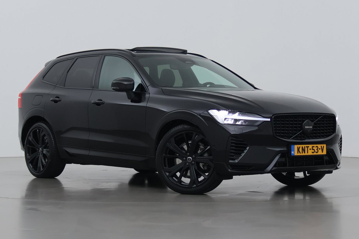 Volvo XC60 T6 Plug-in hybrid Ultra Black Edition | ACC | Luchtvering | Trekhaak | Bowers&Wilkins | 360° Camera | Stoelmassage | Panoramadak | Head-Up