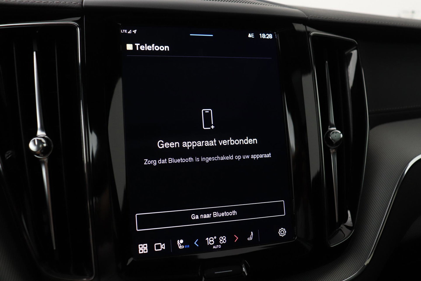 Volvo XC60 T6 Plug-in hybrid Ultra Black Edition | ACC | Luchtvering | Trekhaak | Bowers&Wilkins | 360° Camera | Stoelmassage | Panoramadak | Head-Up
