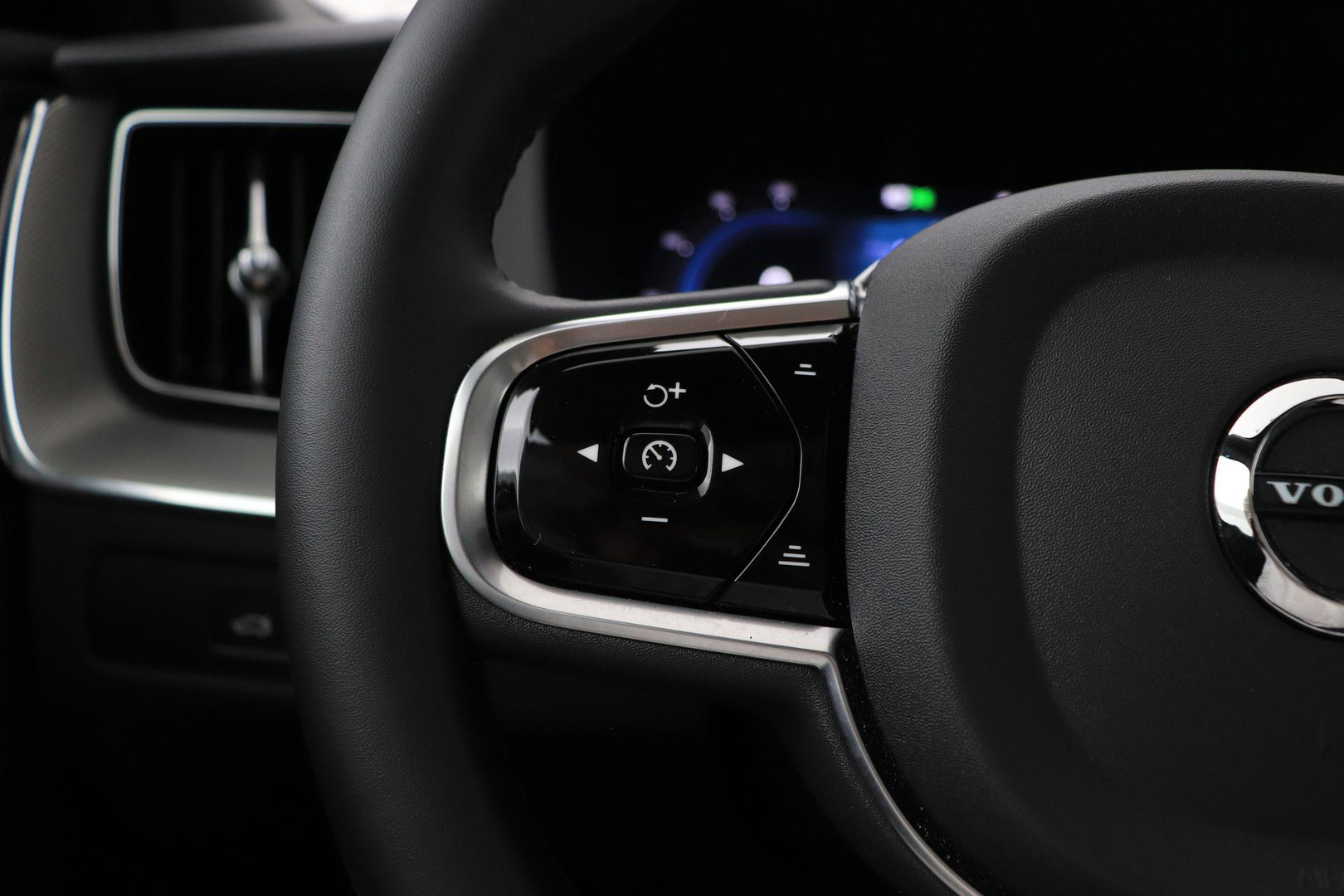 Volvo XC60 T6 Plug-in hybrid Ultra Black Edition | ACC | Luchtvering | Trekhaak | Bowers&Wilkins | 360° Camera | Stoelmassage | Panoramadak | Head-Up