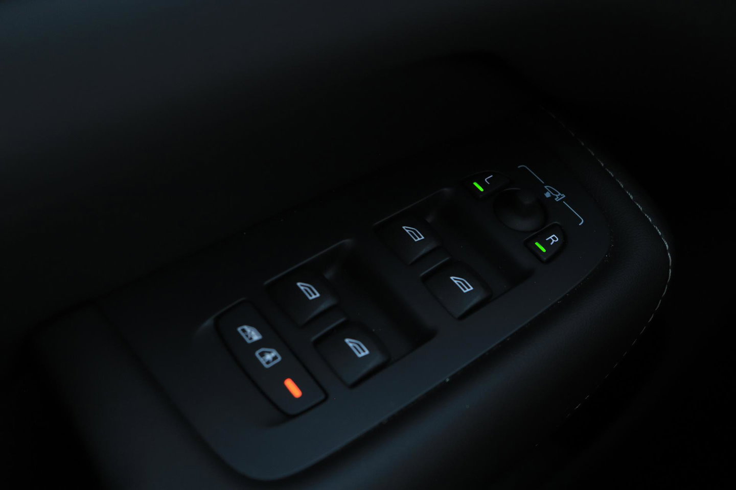 Volvo XC60 T6 Plug-in hybrid Ultra Black Edition | ACC | Luchtvering | Trekhaak | Bowers&Wilkins | 360° Camera | Stoelmassage | Panoramadak | Head-Up