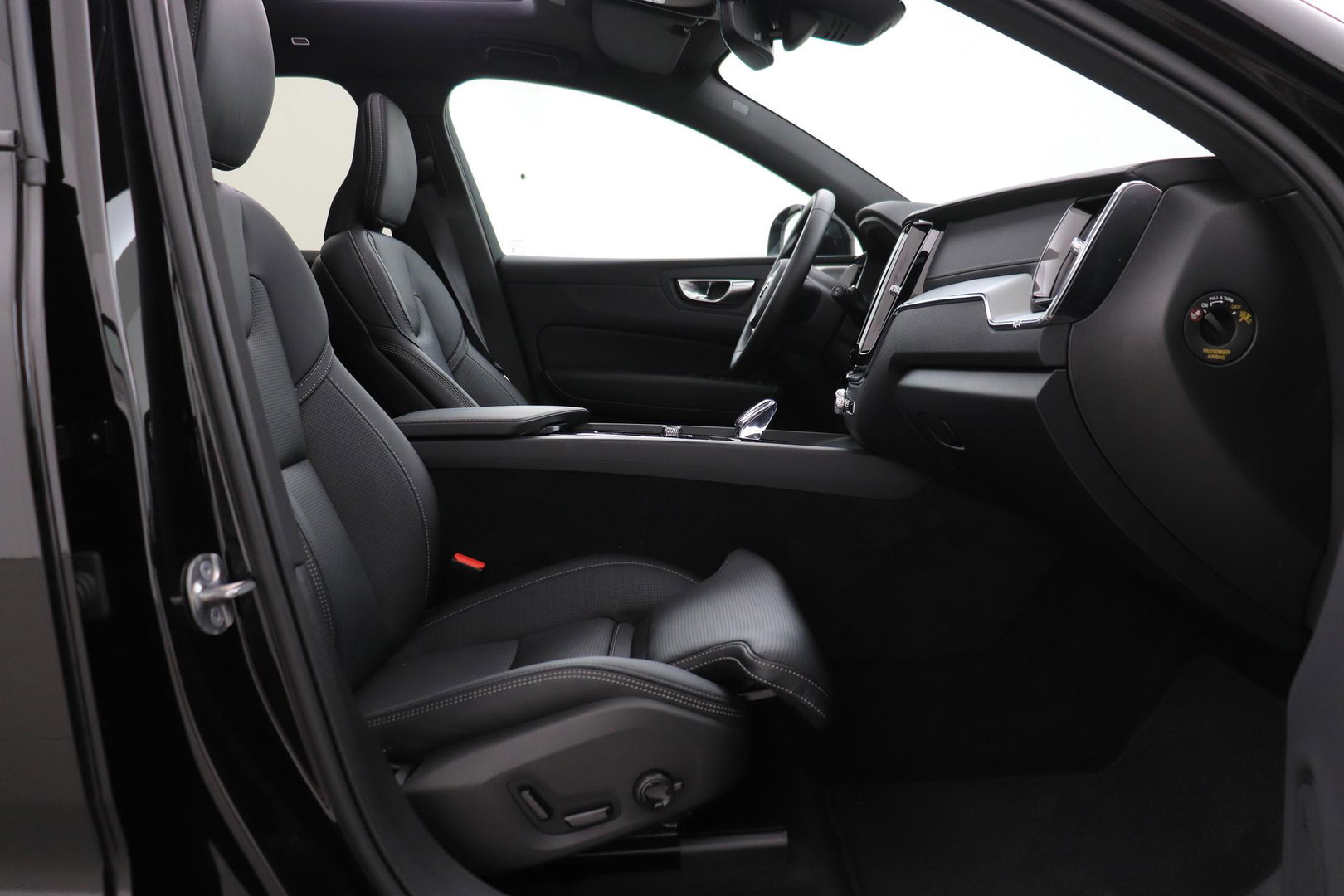 Volvo XC60 T6 Plug-in hybrid Ultra Black Edition | ACC | Luchtvering | Trekhaak | Bowers&Wilkins | 360° Camera | Stoelmassage | Panoramadak | Head-Up